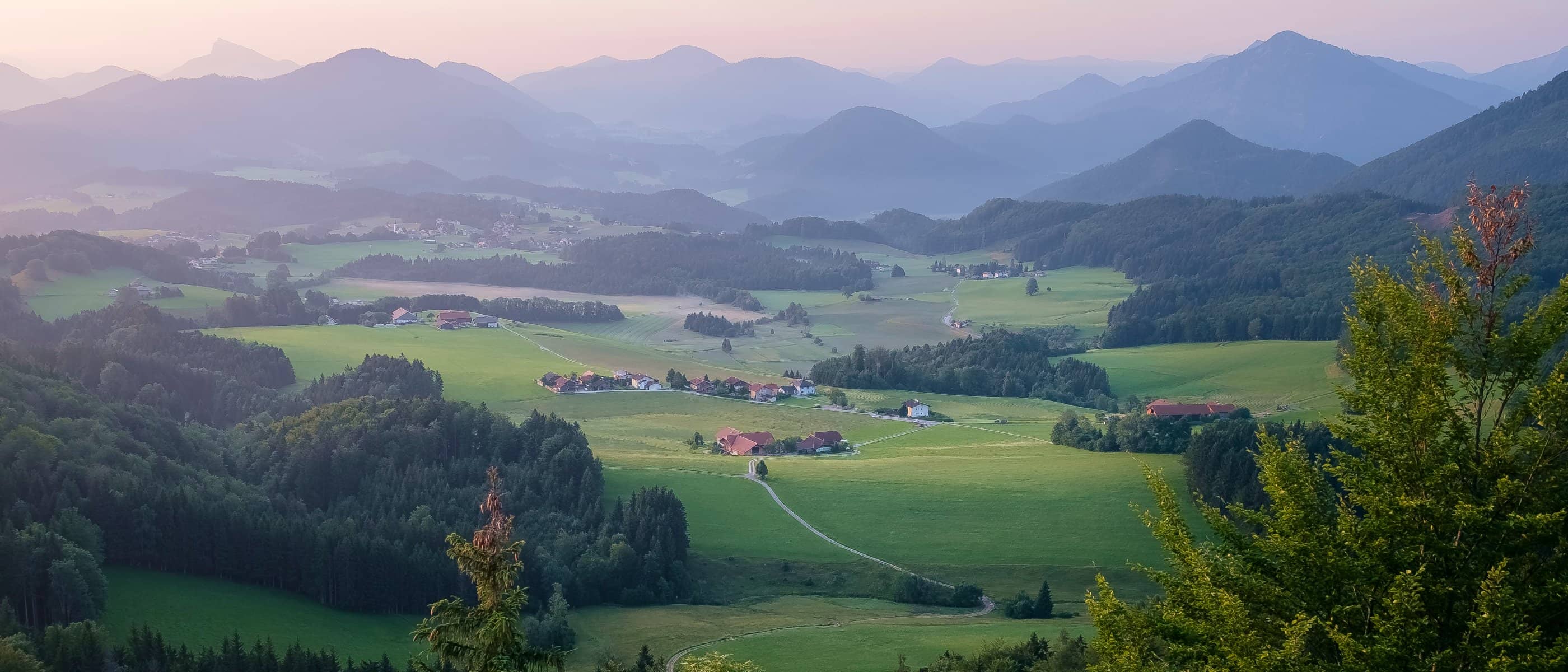 Dieses Bilder zeigt Sommerlandschaft in Salzburg am frühen Morgen